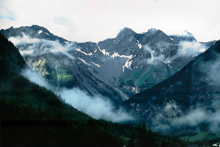 br95_3peaks_1.jpg - The three peaks that we always see from the valley, partly covered in clouds (wolkenbedeckt).