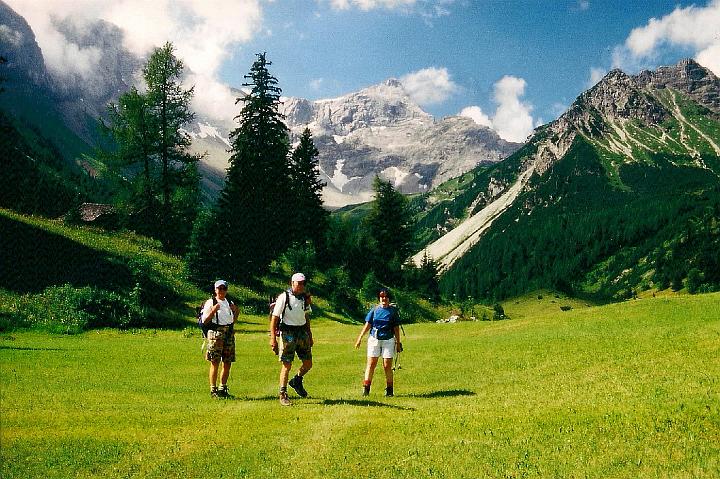 br95_oberbrueggl_01_a.jpg - This is close to the Untere Brüggelealp (in Zalimtal) where we get milk and eat sandwiches and watch kittens play. We are on our way to Obere Brüggelealp, in 1995, with Fritz and Renate.