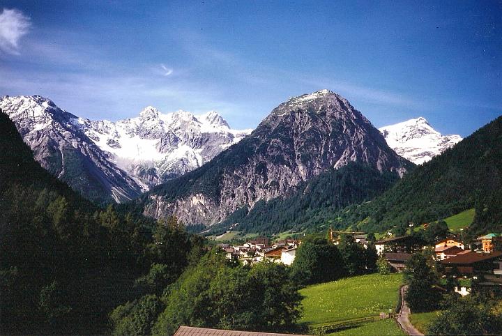 br96_brandnertal.jpg - View of Brandnertal. Mottakopf in the middle, the three snowy peaks on the left.  and Panülerkopf on the right. The three peaks are Gross Zirmakopf (2806 m.), Wildberg and Schesaplana (2965 m.). On the right of Mottakopf is Panülerkopf (2858 m.), which is right next to Mannheimerhütte.