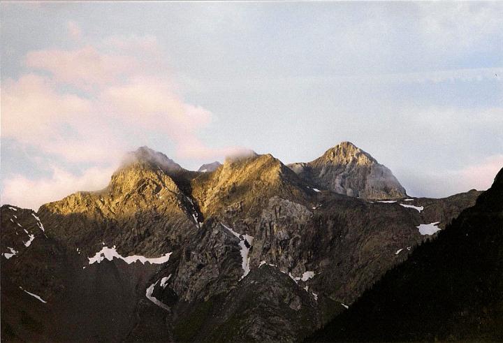 br99_3peaks_1.jpg - The same three peaks in the setting sun.