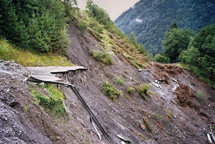 br99_road_out_1.jpg - The main road from Bludenz to Brand was totally destroyed in one place close to Brand after terrible storms and landslides in 1999. We had to go via a narrow, one-way-at-a-time road and arrived at Haus Kella-Egg very late, after dinner in Bürs at the northern end of the wash-out.