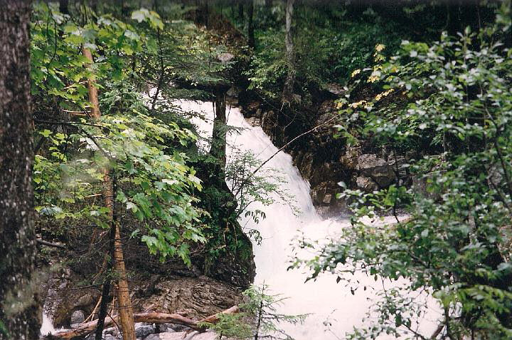 br99_schatten_01.jpg - A minor waterfall in the Bach on the way to Schattenlagant.