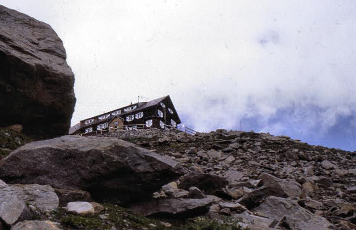 br81_saarbrknr_05_x.jpg - We are on our way up the last steep hill to finally arrive at the hut. Long and tiring walk that climbed (with many ups and downs) about 700 m.