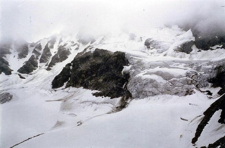 br81_saarbrknr_06_a.jpg - The impressive glacier on the right that had sadly melted some when we returned in 1992 with our friends Fritz and Renate. They didn't like all the rocks you have to skip on, almost all the way to the foot of the last climb. Reminds me of some walks in Lapland from my very young years and also Norway with John in 1982.