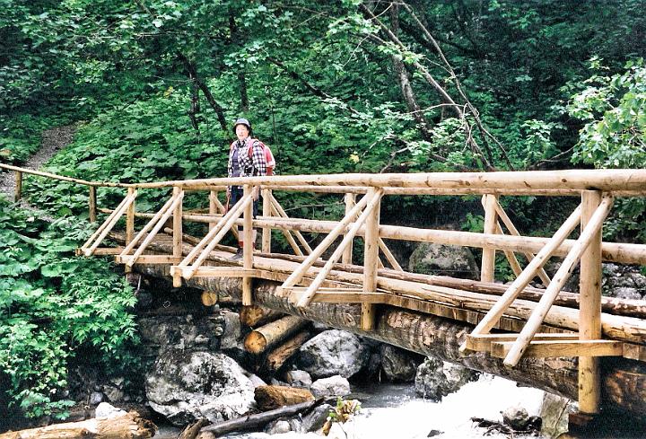 br99_sarotla01_b.jpg - A bridge over the stream that had been put together very fast after the disastrous storms and landslides the same year (1999). Some of the debris can be seen below in the stream, which runs almost all the way up to the hut. Siv here on the new bridge.