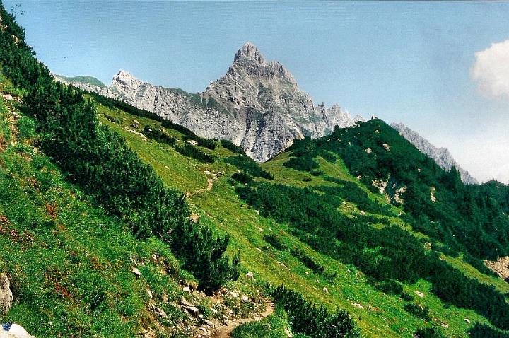 br95_saulajoch_05_b.jpg - From the Königersteig we see the mighty Zimba over the edge of the grassy knoll (Gipsköpfle). Zimba looking like a surrealist painting by René Magritte