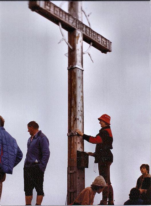 br84_03_b.jpg - In catholic Austria there is always a huge cross at the top of the mountain. There was a crowd here on this day, some kids sitting with their feet hanging over the void.