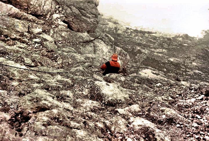 br84_saulakopf4_c.jpg - Siv almost buried in a ditch in the rocks.