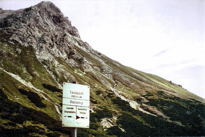 br84_saulakopf_03_d.jpg - The sign in the Saulajoch that indicates the way to the mountain peak. We'll be going through a forest at the beginning of the climb and then we start climbing through rocks, more rocks and yet more rocks.