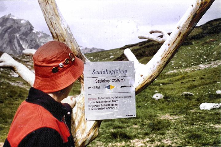 br84_saulakopf_04_c.jpg - A sign showing us where the path is, just in case. Also it says Saulakopf 2516 m. AND, very important, 'Nur für Geübte', only for seasoned mountain climbers. I guess that's us! Well, I only just made it, I have to admit. But we always have very sturdy mountain boots, good for glaciers, rocks and muddy areas.