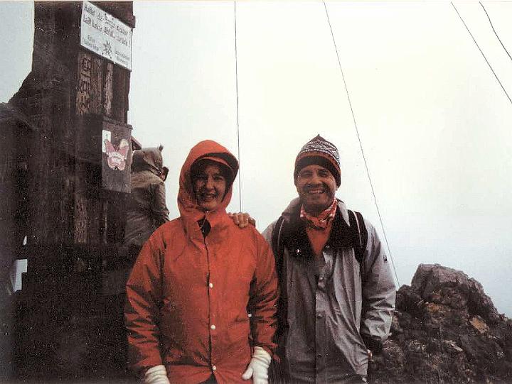 br86_schesaplana4_b.jpg - Siv and John at the cross - 2965 m. And what a fun climb - about 1000 m in all, from Lünersee.