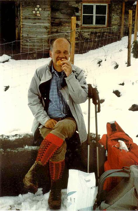 BR89_oberesonn2_b.jpg - John eating his lunch, not the year we shared our lunch with an adorable sheep. This is in 1989.