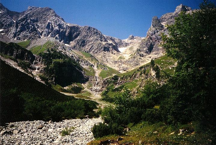 br96_obersonlag_1.jpg - We are setting out on our walk to Sonnenlaganthütte with masses of sheep and snow - some years.