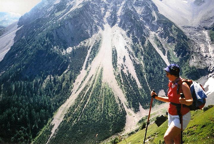 br96_obersonlag_5_a.jpg - Siv high up close to the Hütte and the sheep.