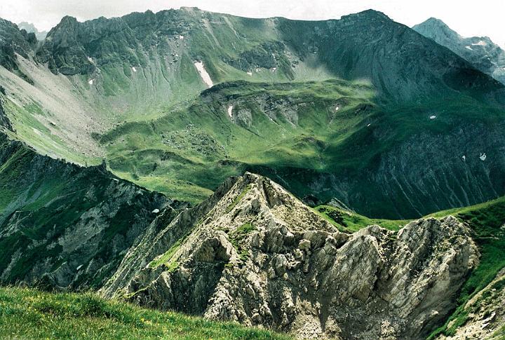 br00_sudschafgfl_10_a.jpg - The mountain ridge Lünerkrinne in the foreground seen from the grassy field before the last climb.