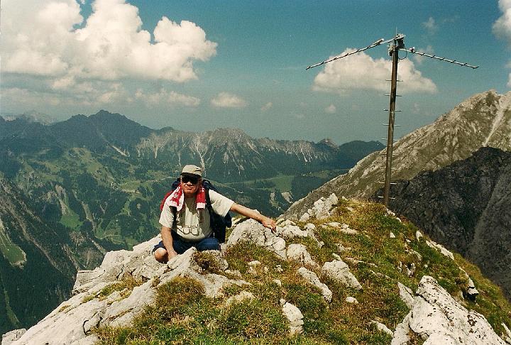 br00_sudschafgfl_jon_x.jpg - John against one of the most fabulous views in the region. Finally arrived at the top.