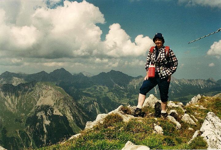 br00_sudschafgfl_siv_xa.jpg - Siv at the top of Südschafgafall with the same background as the last picture with John, view towards the south-east..