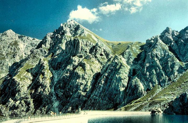 br86_sudschafgfl_c.jpg - Südschafgafall seen from the dam (visible in the foreground) at the north-eastern edge of Lünersee. The ridge is where we are going to be in an hour or so.