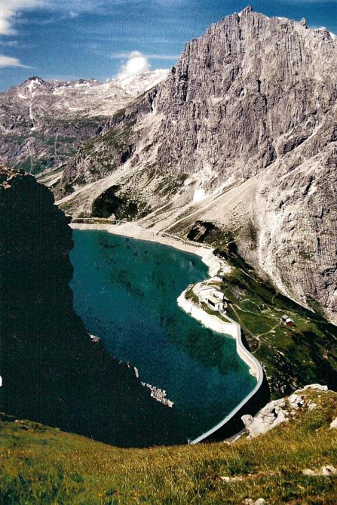br93_sudschafgfl_02x.jpg - View over Lünersee from a grassy spot up high. Photo from 1993. Douglashütte is on the little bulge on the right side of the lake.