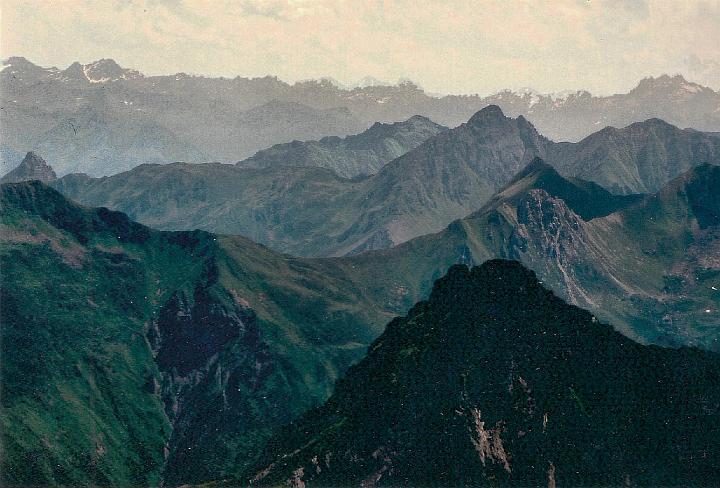 br93_sudschafgfl_07_f.jpg - Layer upon layer of mountain ranges to the east south-east from the top.