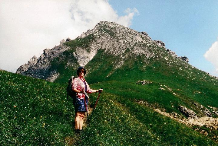 br95_sudschaffgafall_01.jpg - Siv crossing the green field (in 1995) before getting to the foot of the mountain, a field full of wonderful flowers - and often sheep.